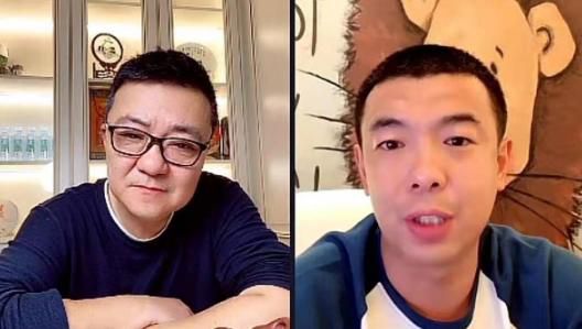 布洛克拾起左侧那一块抛出去，那木块飞过劈柴台基木头，掉在柴堆上。